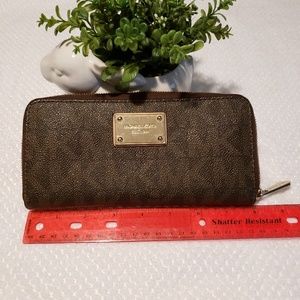 Michael Kors Jet Set Zip Around Continental Wallet